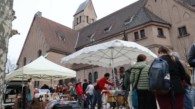 Photo de 2 stands de marché devant l'église St Florent